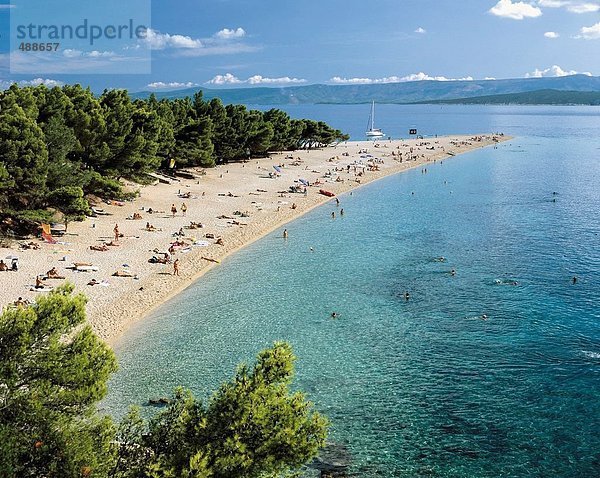 10653364  Badegäste Baden  Strand  in der Nähe von Bol  Dalmatien  Urlaub  Island  Insel Brac  Kroatien  Küste  Meer  Menschen  Strand  seash