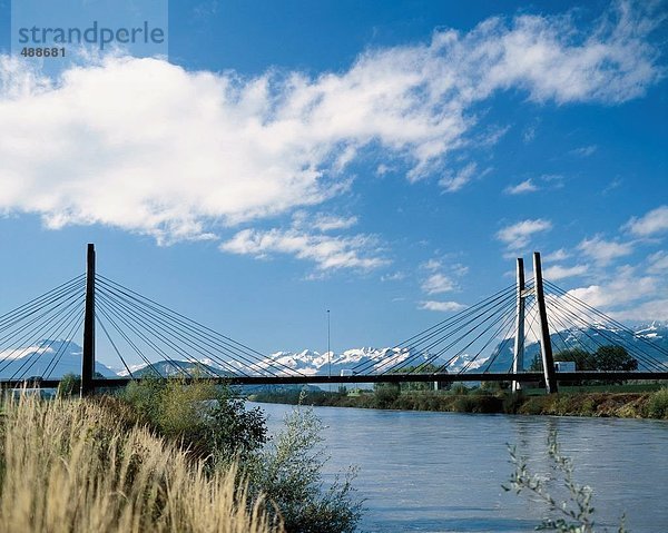 Landschaftlich schön landschaftlich reizvoll Berg Brücke fließen Fluss Alpen modern