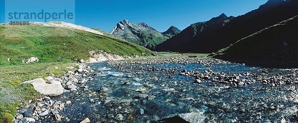 Berg fließen Fluss Bach Alpen Hochebene Kanton Graubünden