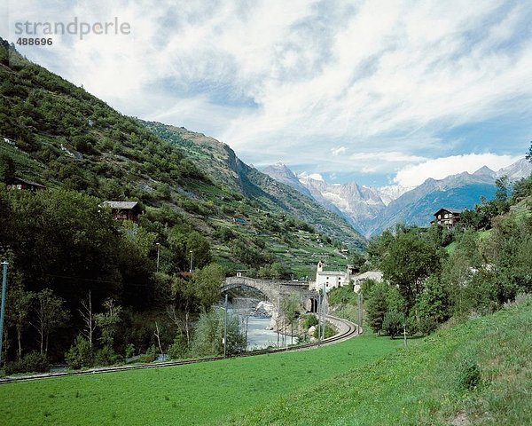 Berg Brücke fließen Fluss Dorf Alpen Kanton Wallis