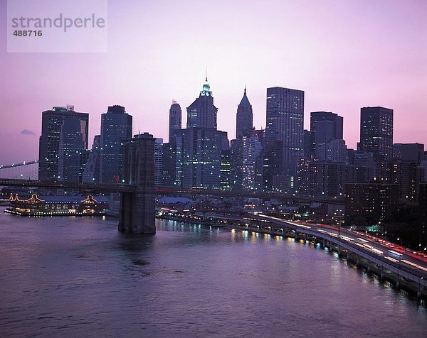 10653534  Brooklyn Bridge  Lichter  Manhattan  in der Nacht  New York  Skyline  Stimmung  USA  Amerika  Nordamerika