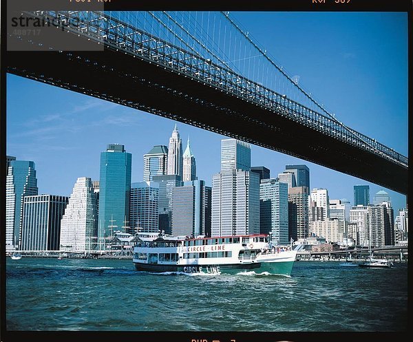 10653536  Brooklyn Bridge  Bruecken  Küste  Manhattan  New York  Schiff  Skyline  Stadt  Stadt  USA  Amerika  Nordamerika