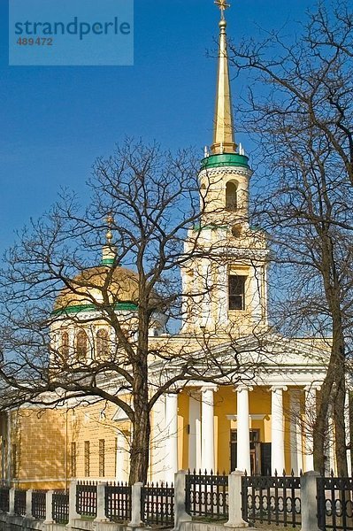 Bare Bäume vor der Kathedrale  Ukraine