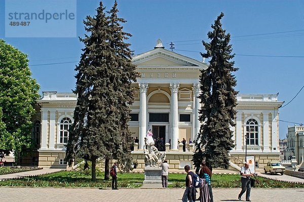 Touristen im archäologischen Museum in Odessa  Oblast Odessa  Ukraine