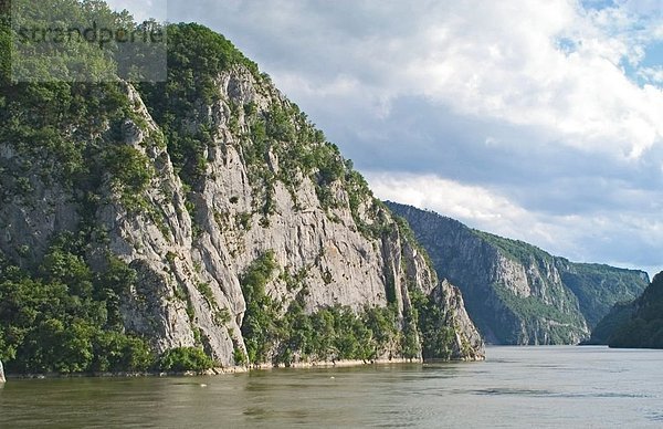 Fluss  der durch Berge  Donau  Serbien