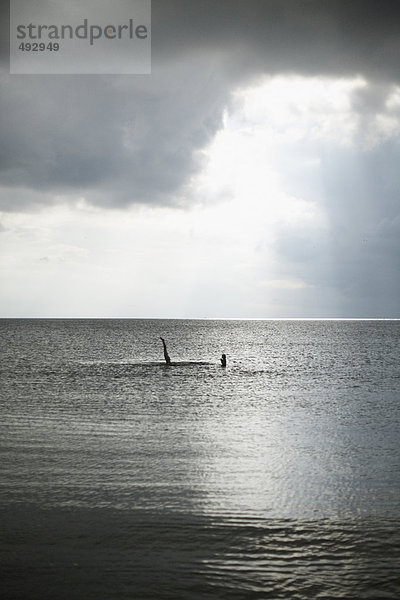 Zwei Personen Baden im Meer.