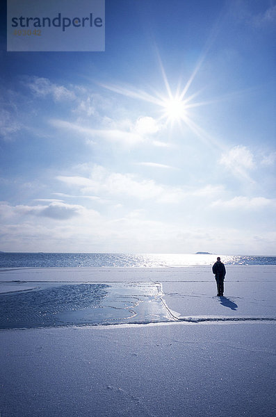 Silhouette einer Person auf dem Eis.