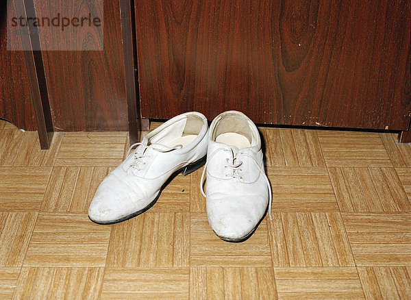 Weiße Schuhe.