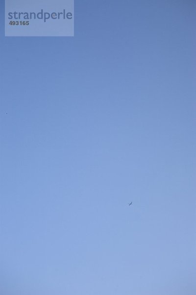 Flugzeug gegen einen blauen Himmel.