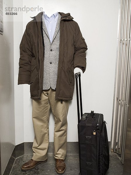 Ein headless Mann mit einer Tasche in einem Aufzug.