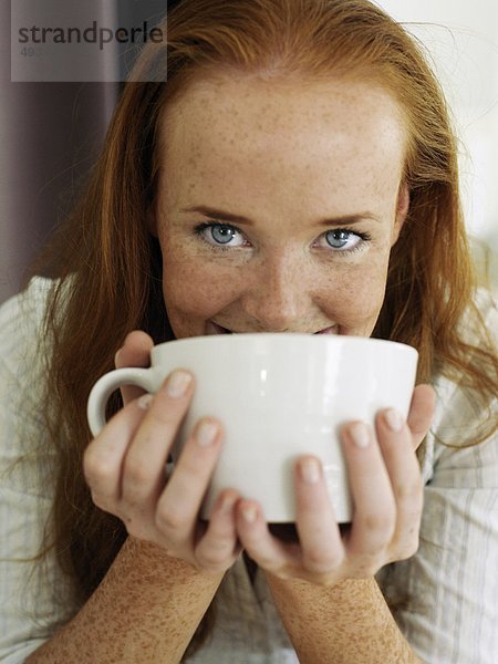 Portrait einer jungen Frau Tee trinken.