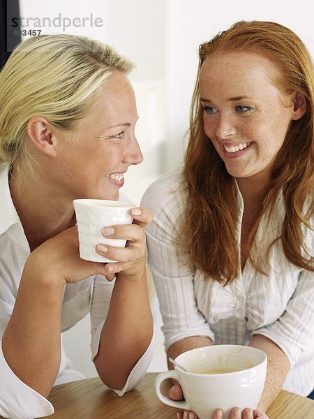 Zwei junge Frauen Kaffee zu trinken.