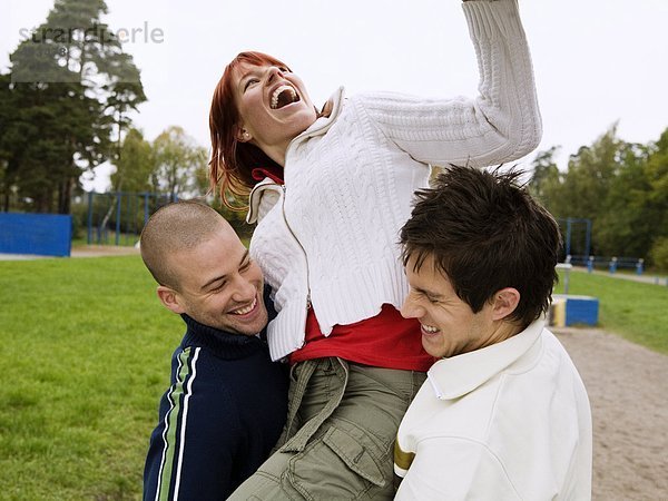 Lachend Mann und Frau ist in einem Parcours.