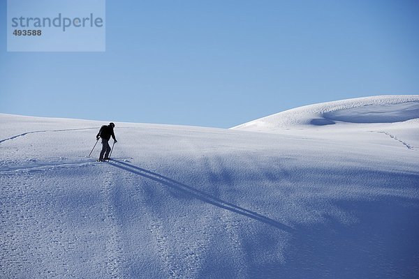 Ein Skifahrer in den Alpen.