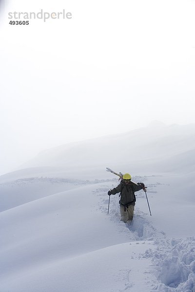 Skifahrer zu Fuß im Tiefschnee.