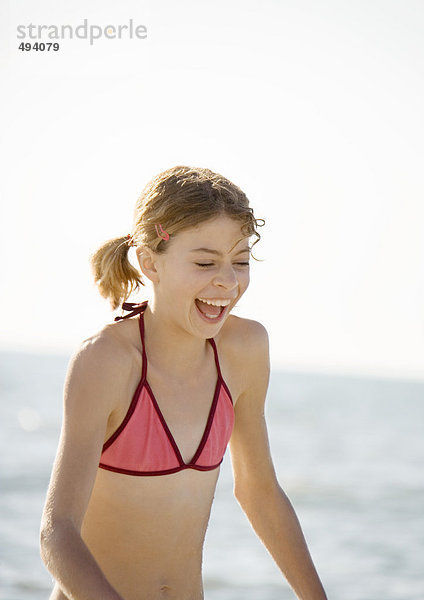 Mädchen lachend am Strand