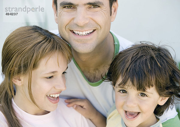 Vater mit zwei Kindern  Portrait