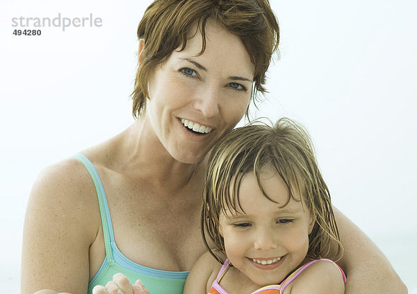 Mutter und Tochter im Badeanzug  Portrait