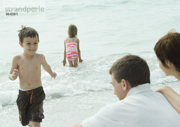 Familie am Strand  Junge  dem das Wasser ausgeht.
