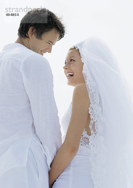 Braut und Bräutigam lächeln sich an  Blickwinkel niedrig