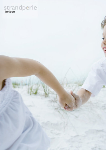 Zwei Kinder beim Händchenhalten und Laufen  Nahaufnahme der Arme