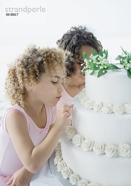 Mädchen beim Anblick der Hochzeitstorte