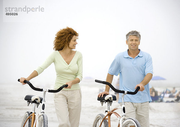 Paar Wanderungen mit dem Fahrrad am Strand