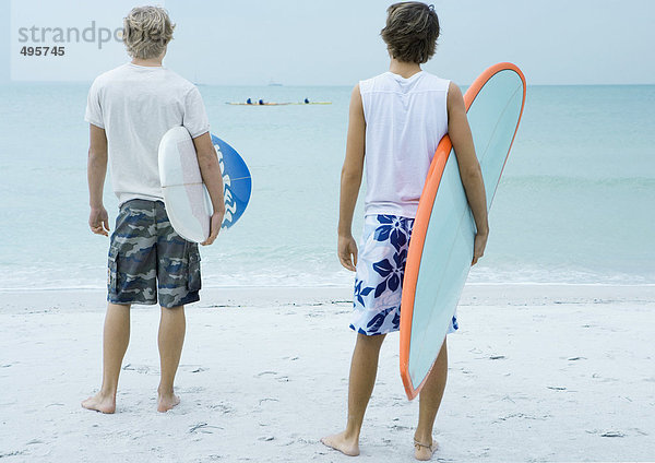 Zwei Surfer mit Blick auf den Ozean