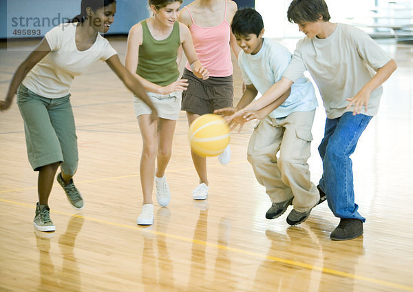 Gymnasiasten spielen Basketball in der Schulsporthalle