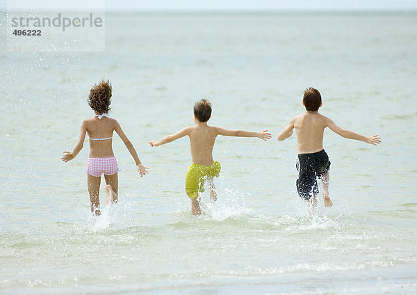 Kinder beim gemeinsamen Surfen