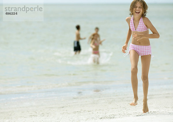 Mädchen rennt über den Strand