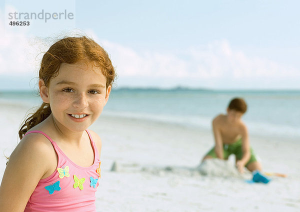 Mädchen lächelt am Strand