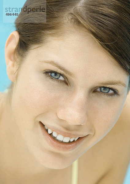 Junge Frau am Pool  lächelnd  Portrait