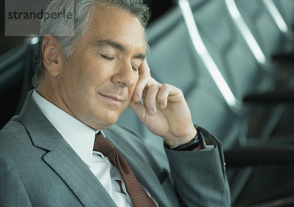 Geschäftsmann schläft in der Flughafenlounge
