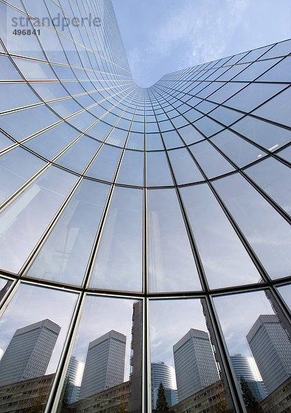 Wolkenkratzer mit Spiegelung der Gebäude an der Fassade  niedriger Winkel  abstrakte Ansicht