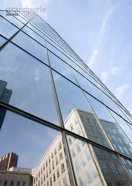 Wolkenkratzer mit Spiegelung der Gebäude an der Fassade  Blickwinkel niedrig