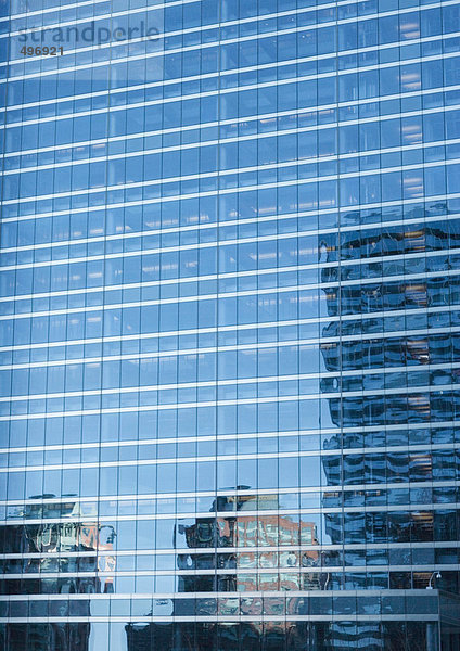 Hochhäuser an der Fassade des Wolkenkratzers reflektiert