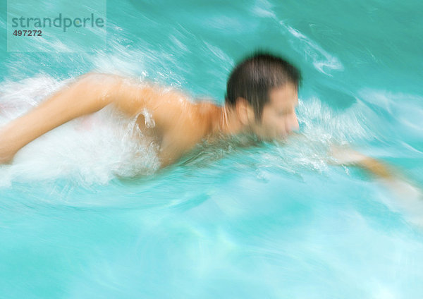 Mann schwimmt  verschwommene Bewegung