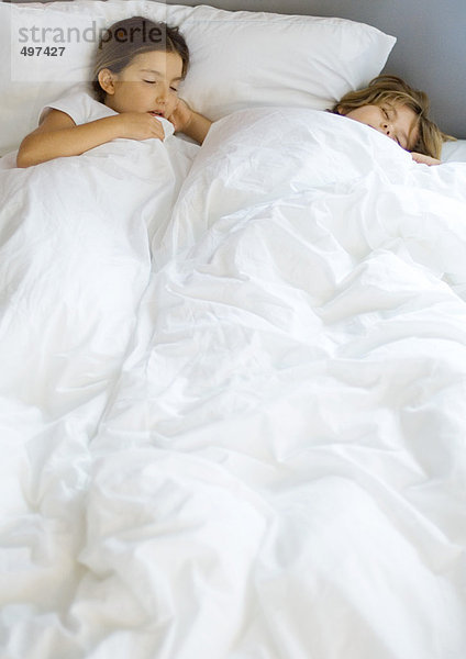 Zwei Kinder schlafen im Bett