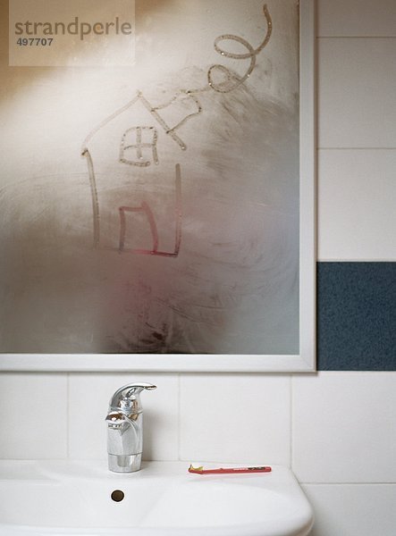 Haus in Kondensation auf Badezimmerspiegel gezeichnet
