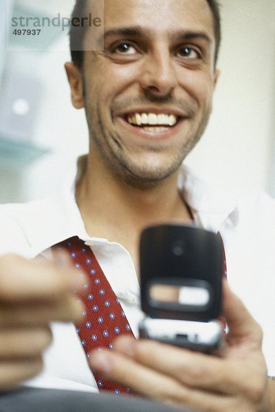 Mann mit Handy  lächelnd
