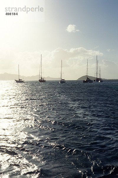 Westindien  Grenadinen  Tobago Cays  Segelboote auf See