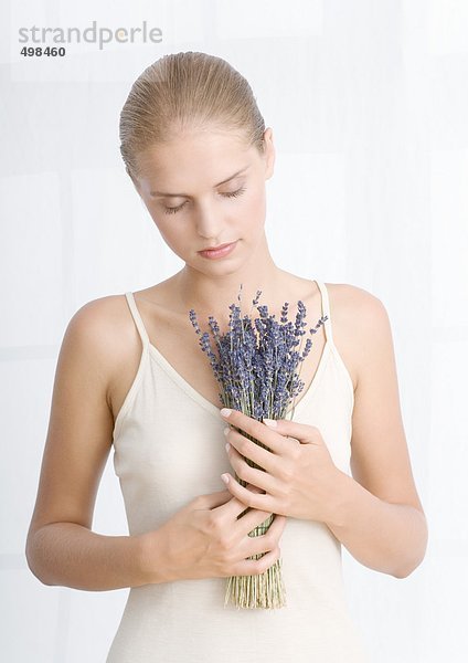 Junge Frau mit Lavendelbouquet