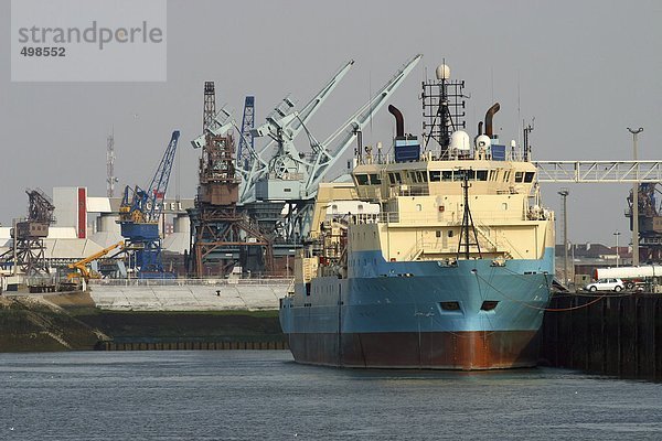 Frankreich  Boote im Hafen von Calais