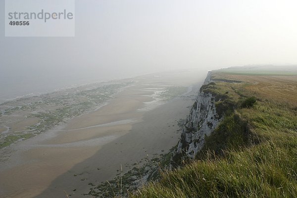 Frankreich  Cote-d'Opale  Nebel über dem Strand