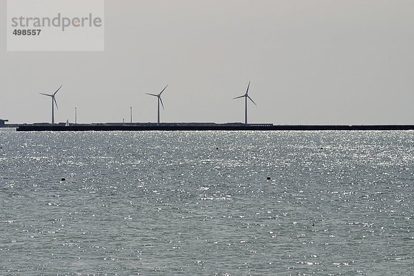 Frankreich  Cote-d'Opale  Windkraftanlagen an der Küste