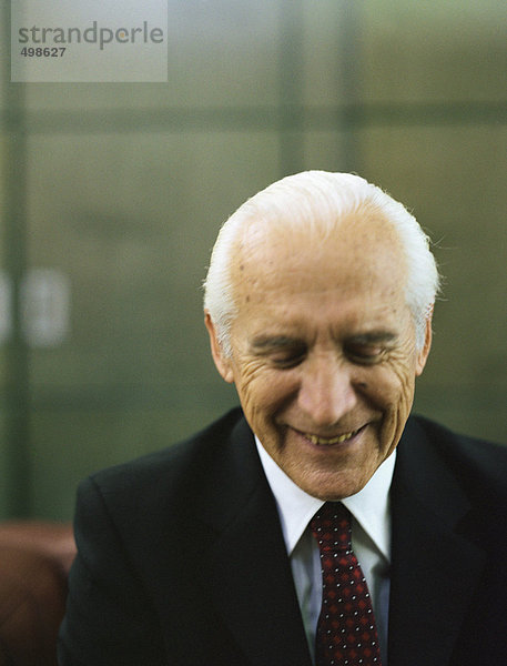 Senior Geschäftsmann lächelnd mit geschlossenen Augen  Portrait