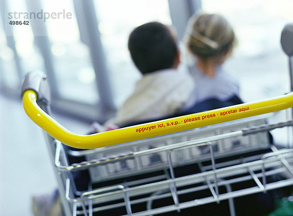 Junge und Mädchen am Ende des Gepäckträgers  Rückansicht