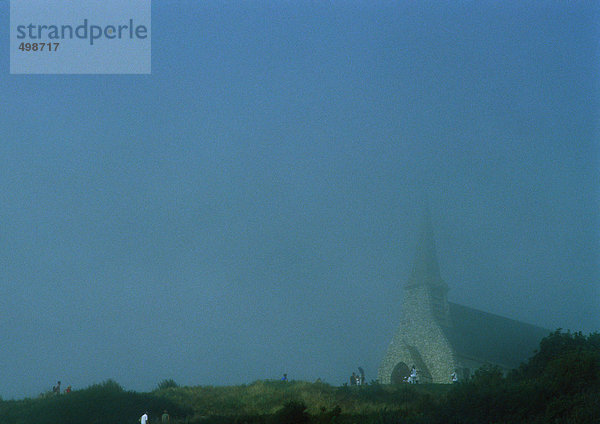 Frankreich  Normandie  Kirche im Nebel