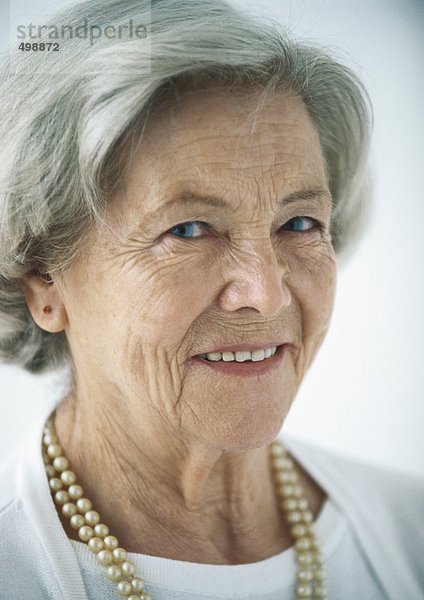 Ältere Frau lächelnd  Porträt